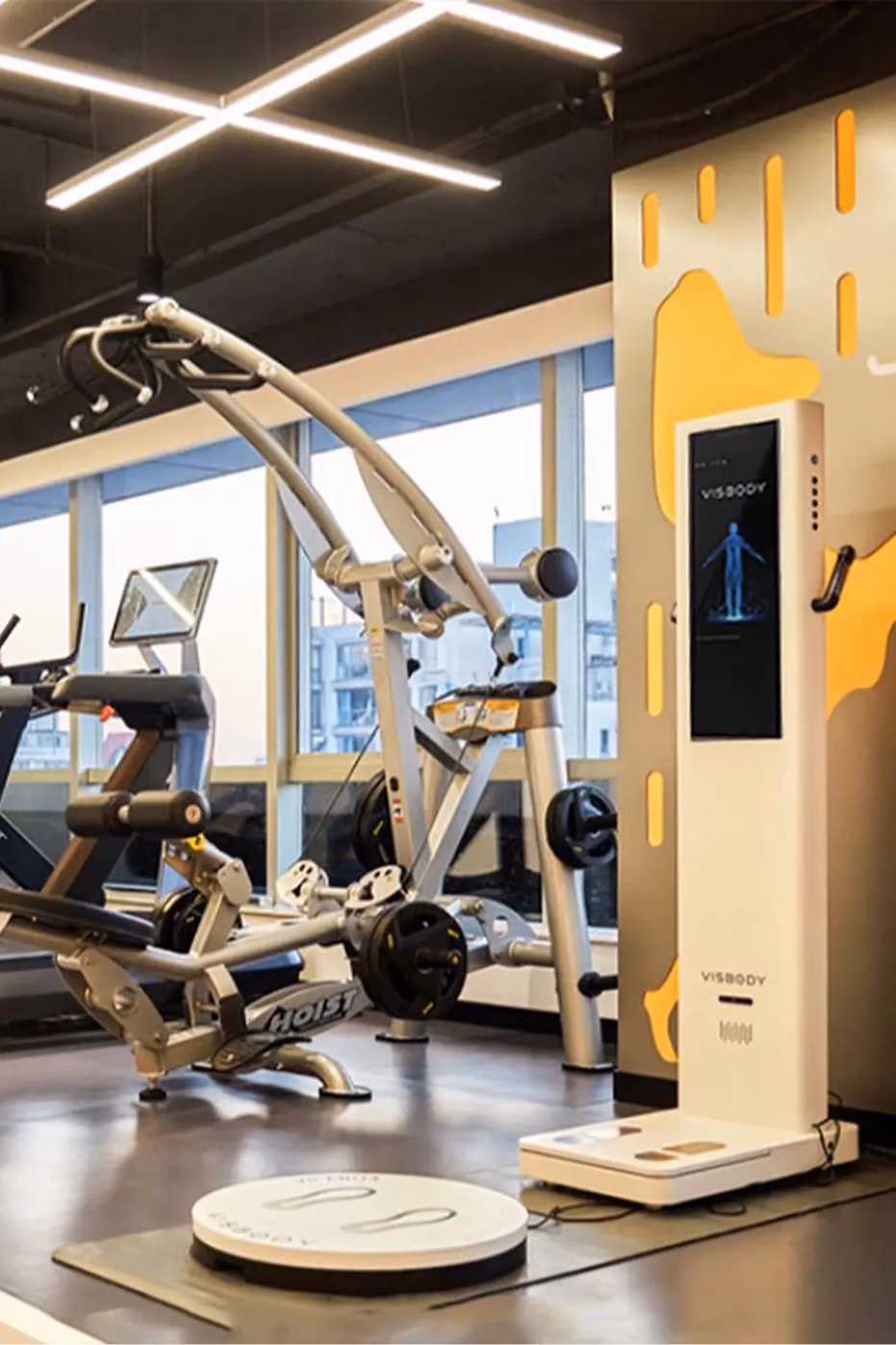 Visbody 3D-Körperscanner im Trainingsbereich eines modernen Fitnessstudios